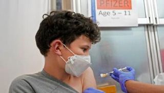 طفل يتلقى لقاح كورونا في إسرائيل- أرشيفية