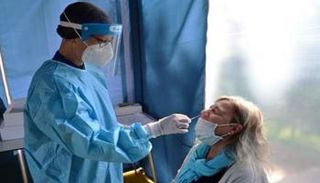 سيدة تخضع لاختبار كورونا في إيطاليا