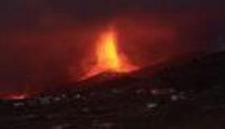 حمم بركان "لا بالما" تصل إلى البحر.. وأوامر للسكان بملازمة منازلهم