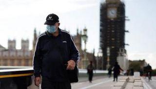 رجل يرتدي كمامة للوقاية من فيروس كورونا