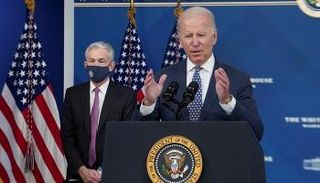 ترشيح باول يهبط بالذهب ويصعد بالدولار