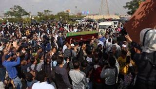 وصول جثمان سهير البابلي إلى مسجد الشرطة