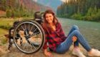 صور.. جوليا تجوب العالم على كرسي متحرك