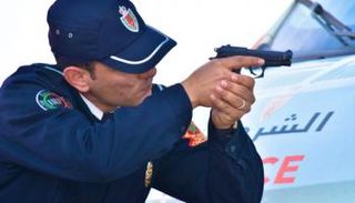 شرطي مغربي يصوب سلاحه - أرشيفية