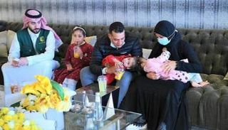 الطفلتان ووالديهما بعد وصولهم السعودية
