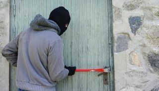سارق يحاول فتح منزل - تعبيرية