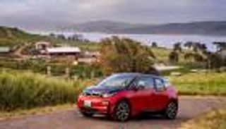 BMW تلجأ لروث الأبقار لتشغيل سياراتها.. كيف؟