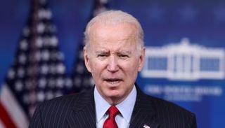 جو بايدن يلقي ملاحظات حول الاقتصاد في البيت الأبيض- رويترز