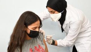 طفلة مغربية تتلقى جرعة من لقاح كورونا - أرشيفية