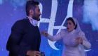 تامر حسني يفاجئ بلوجر بحضور زفافها.. رد فعل هيستري للعروسة (فيديو)