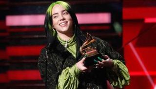 الأمريكية بيلي إيليش لدى تسلمها جائرة أفضل فنانة صاعدة في حفل جرامي 2021