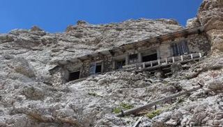 الملجأ يقع ضمن جبال 