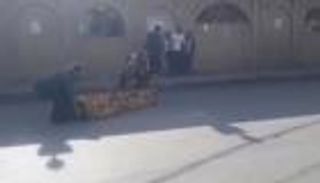 لبنانيون يتركون نعشا وسط الطريق ويفرون.. ما السر؟ (فيديو)