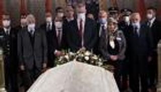 وزير الدفاع الإسرائيلي يزور ضريح محمد الخامس بالرباط