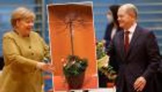 مراسم الوداع بدأت.. هدايا شولتز والوزراء لميركل