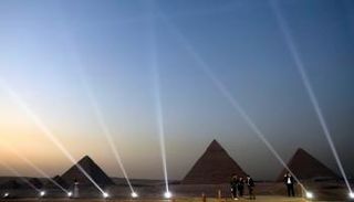 أهرامات مصر في مشهد ليلي