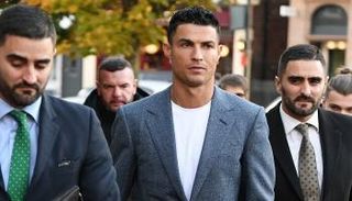 رونالدو مع حارسيه