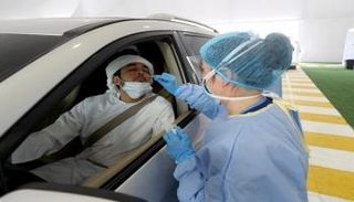 فحص كورونا داخل السيارة بالإمارات