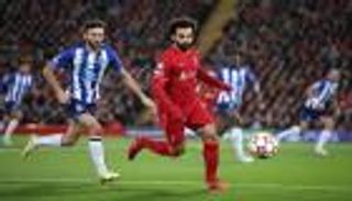 صورة .. محمد صلاح يتلقى رسالة باللغة العربية في مباراة ليفربول وبورتو