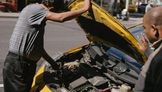 عملية تبريد المحرك بفتح الغطاء الأمامي
