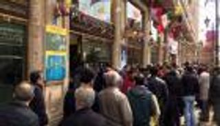 طوابير العملة في طهران.. الإيرانيون يهرولون لاكتناز الدولار