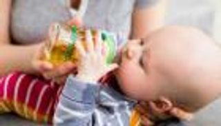 دراسة تحذر من تناول الرضع لعصير الفواكه