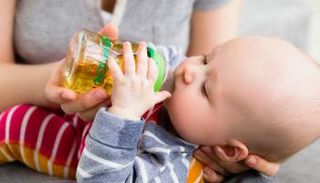 تناول الرضع لعصير الفواكه يهددهم بمخاطر عديدة