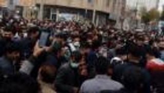 الأمن الإيراني يحرق خيام معتصمين وسط البلاد