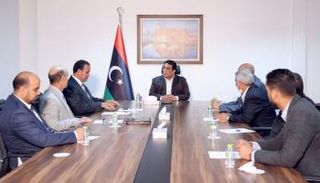 المنفي مع عمداء بلديات ليبيا