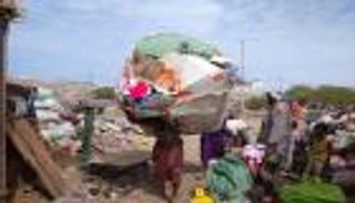 النفايات البلاستيكية.. ملجأ اليمنيين للهروب من دمار مليشيات الحوثي