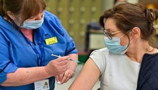 سيدة تتلقى لقاح ضد كورونا في أوروبا