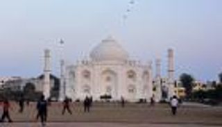 صور.. هندي يبني نسخة مصغرة من "تاج محل" هدية لزوجته 