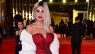 مهرجان القاهرة السينمائي.. بوسي شلبي تطل بالأحمر