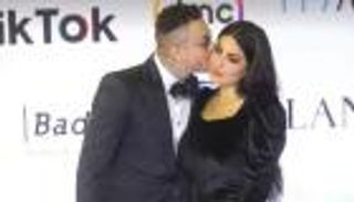 مهرجان القاهرة السينمائي.. الفيشاوي يثير الجدل على السجادة الحمراء