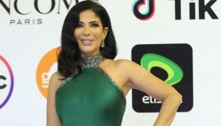 الفنانة منى زكي