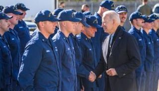 بايدن أثناء زيارة محطة برانت بوينت - سي إن إن