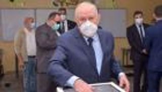 خارج الثكنات.. قائد الجيش الجزائري يصوت في المحليات بزي مدني