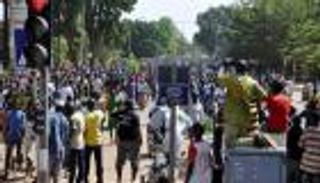 شرطة بوركينا فاسو تفرق محتجين.. نيران الغضب تشعل واغادوغو