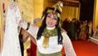 مهرجان القاهرة السينمائي.. هند عاكف تجذب الأنظار بـ"إطلالة فرعونية"