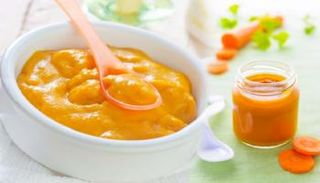 يمكن البدء بتغذية الرضيع من خلال تذوق بعض الأطعمة