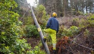 العاصفة أسقطت أعمدة الكهرباء