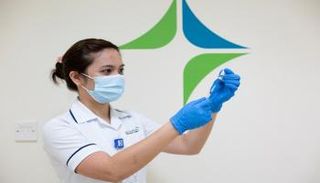 الإمارات بدأت مبكرا في التطعيم ضد كورونا