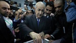 الرئيس الجزائري خلال الادلاء بصوته الانتخابي - أرشيفية