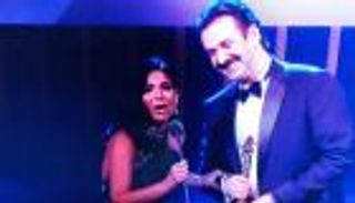 "القاهرة السينمائي".. منى زكي تسلم كريم عبدالعزيز جائزة فاتن حمامة