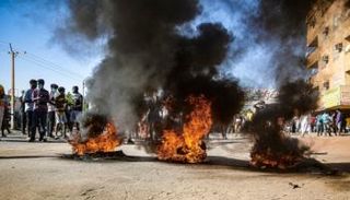 محتجون في السودان يقطعون الطرق بإطارات مشتعلة