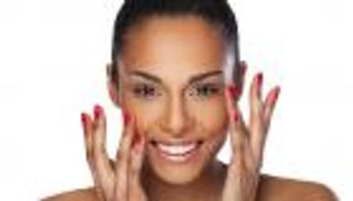 البشرة الحنطية المائلة للبياض.. طرق العناية والألوان المناسبة