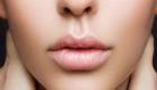 تحذير من مواد خطرة في ملمع الشفاه