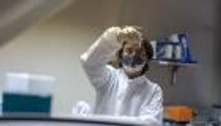 "أوميكرون" ومقاومة اللقاحات.. تحذير من "الطفرات الجينية"