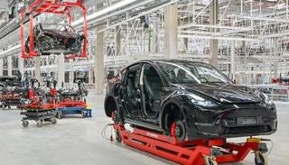 افتتاح مصنع تسلا يأتي بعد تأخير دام لعدة أشهر