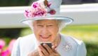ملكة بريطانيا ترد على شخصين فقط عبر هاتفها المحمول.. من هما؟